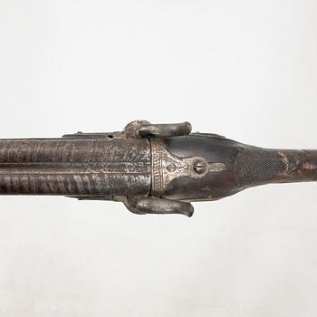 Slaglåsgevär, dubbelpipigt, ändrat från flintlås, 1800-tal.
