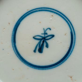 KOPPAR med FAT, ett par, porslin. Qingdynastin, Kangxi (1662-1722).