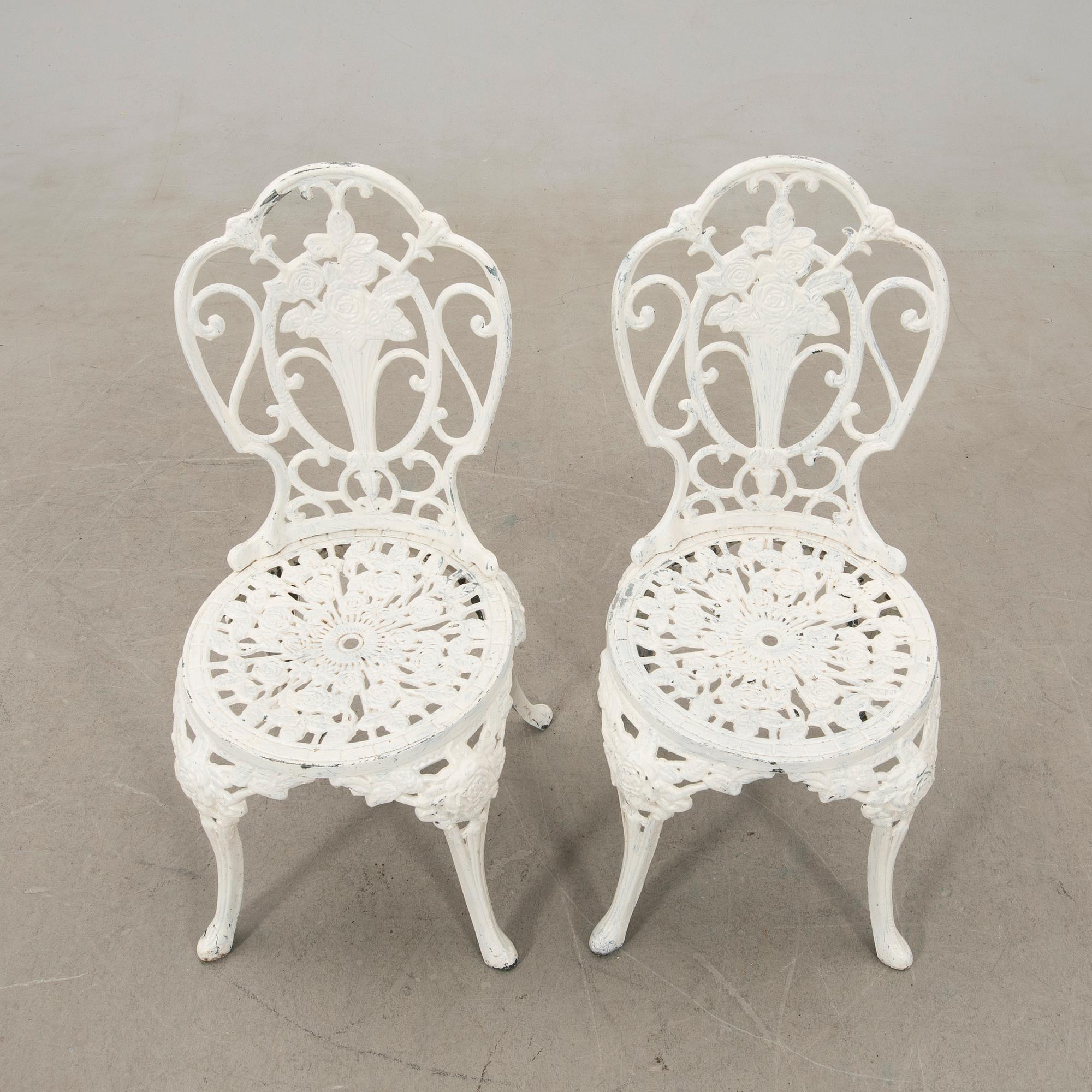 Garden table, Byarum late 20th century and chairs.