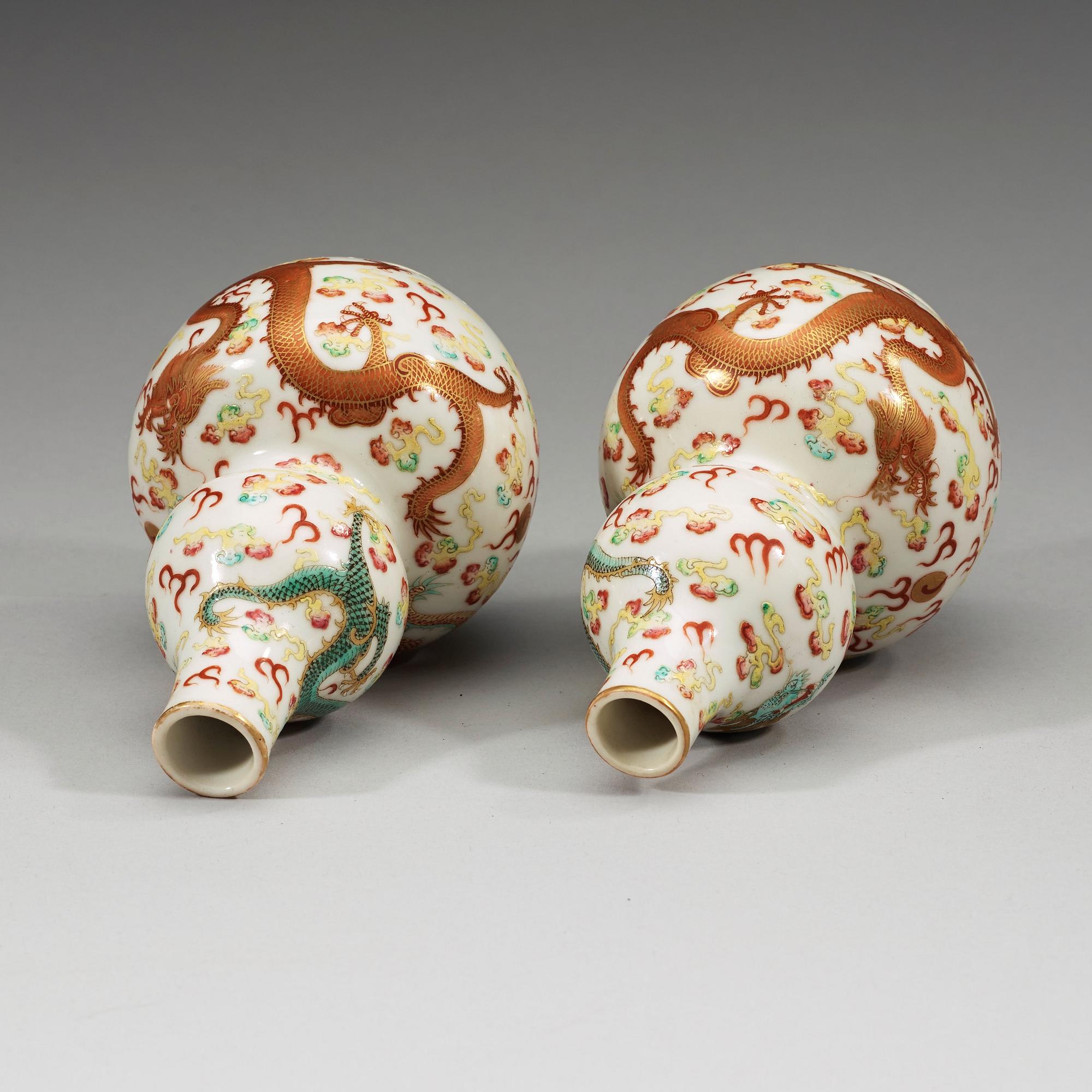 VASER, ett par, porslin. Republik (1912-49) med Guangxu respektive Qianlong sex karaktärers märke.