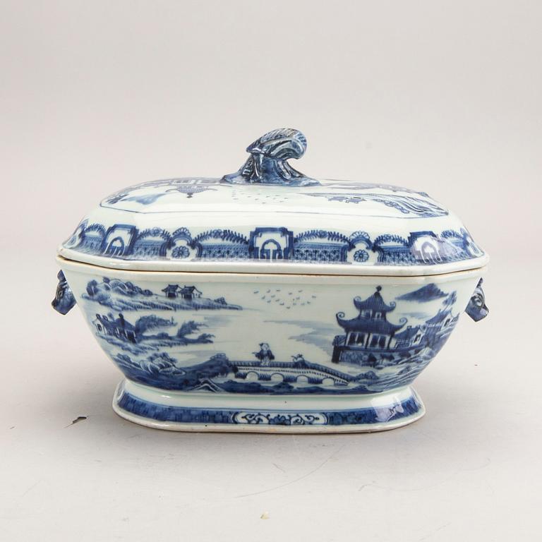 Terrrin med lock Kina Qianlong (1736-95) porslin.