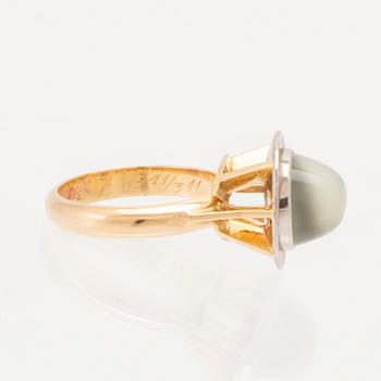 An 18K white and red gold ring set with a cabochon cut moonstone by Gustav Ljung Lund 1960.