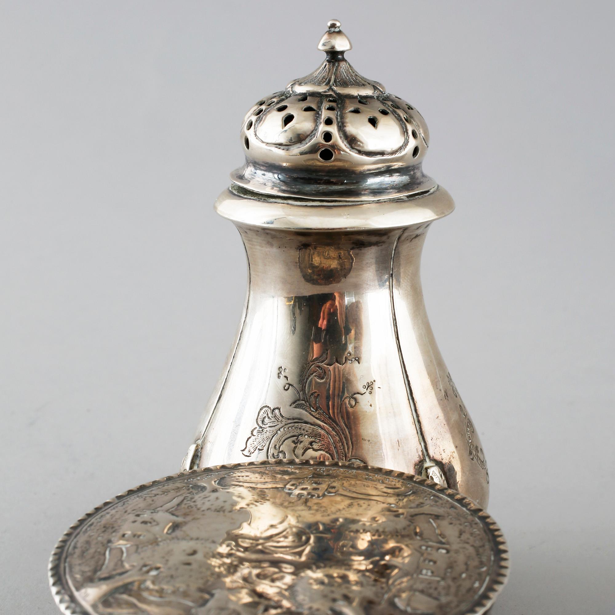 Three silver items from the 19th and 20th century. Weight 349 g.