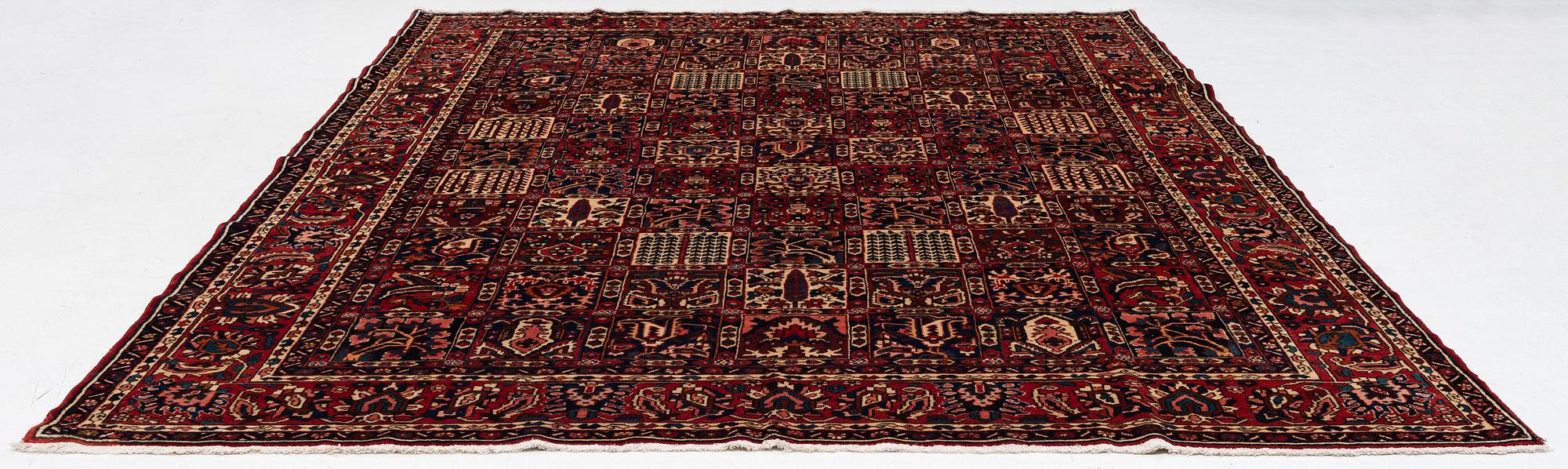 Carpet, Bakhtiari, approx. 380 x 305 cm.