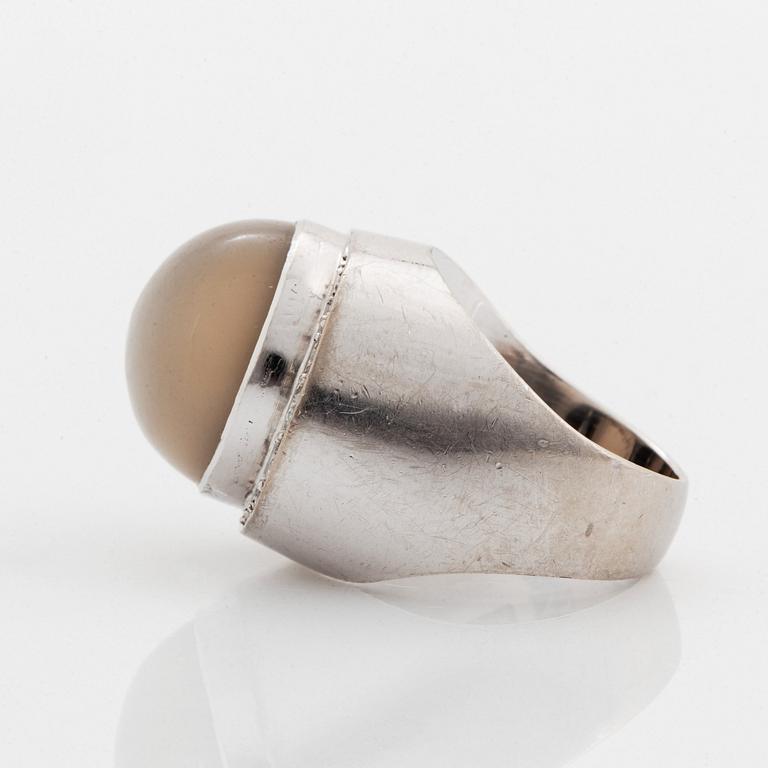 Ring 18K vitguld med en cabochonslipad månsten och runda briljantslipade diamanter.