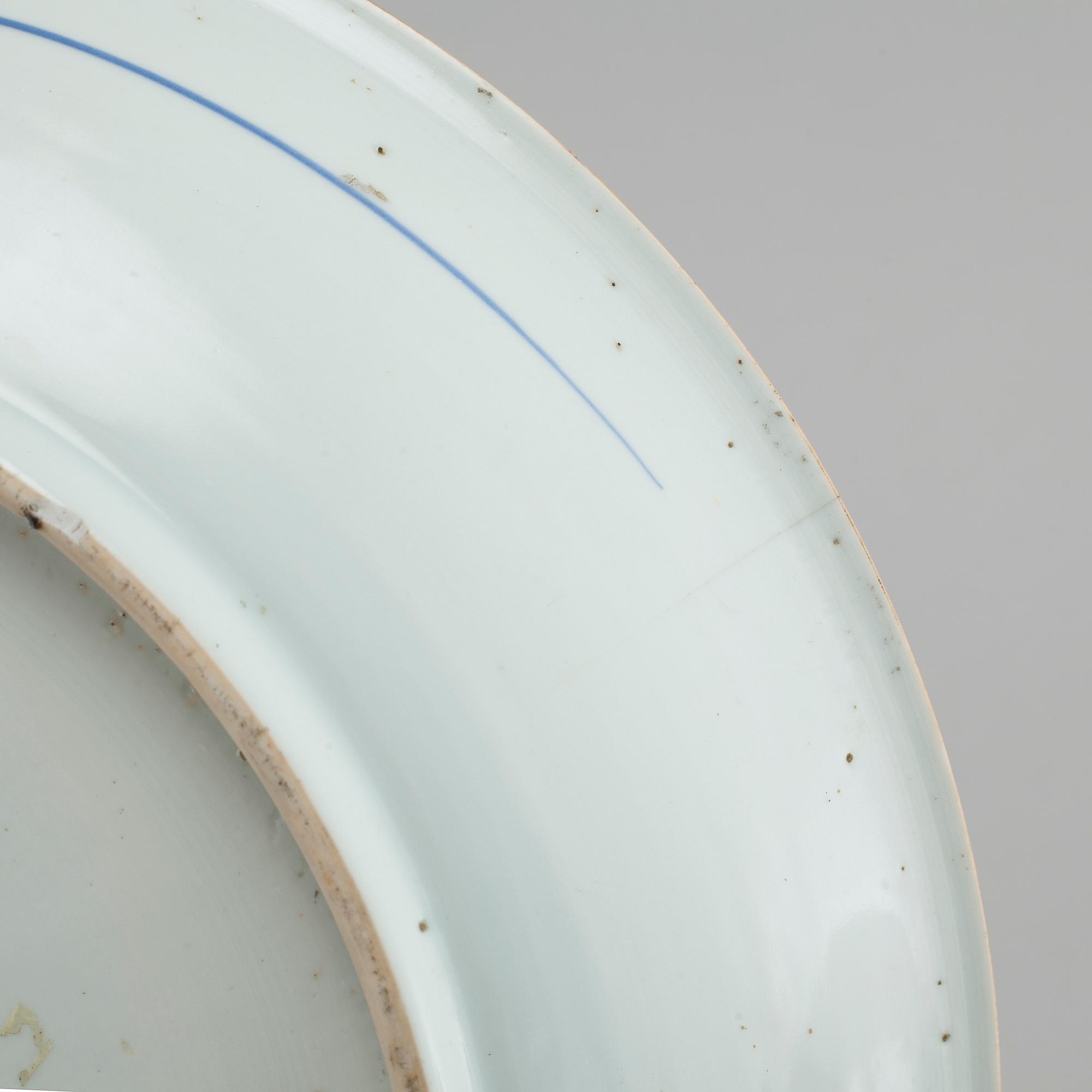 Serving dish and vase from China, Qing dynasty, 18th century.