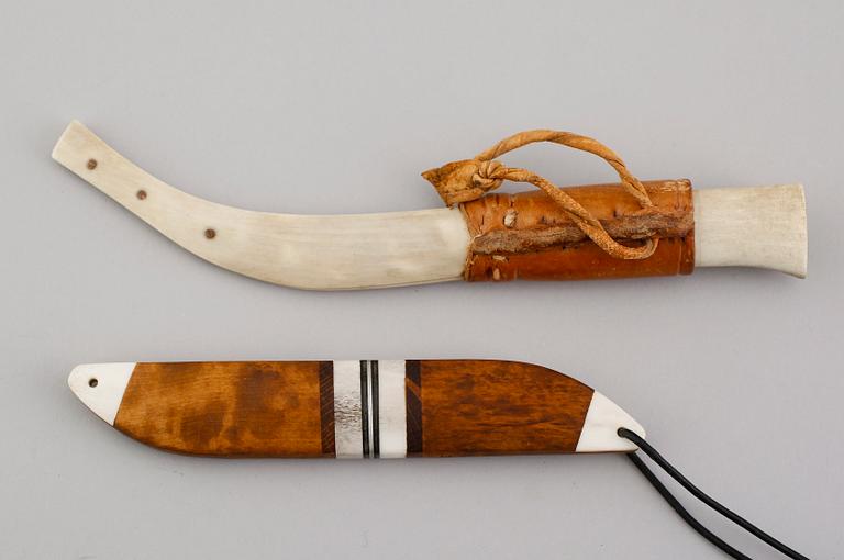 SAMEKNIVAR, 2 st, ben och trä, 1900-talets andra hälft.