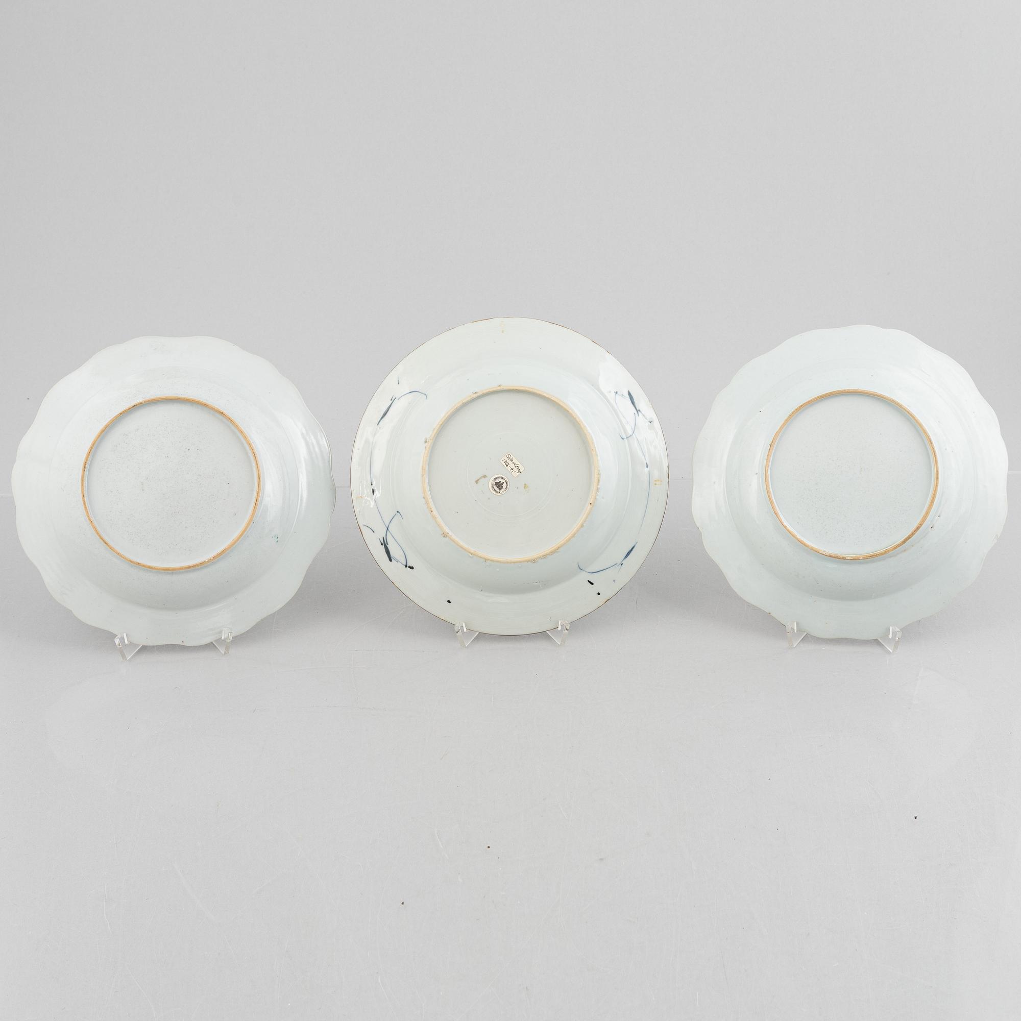 A set of three export porcelain plates, China, Qing dynasty, 18th century.