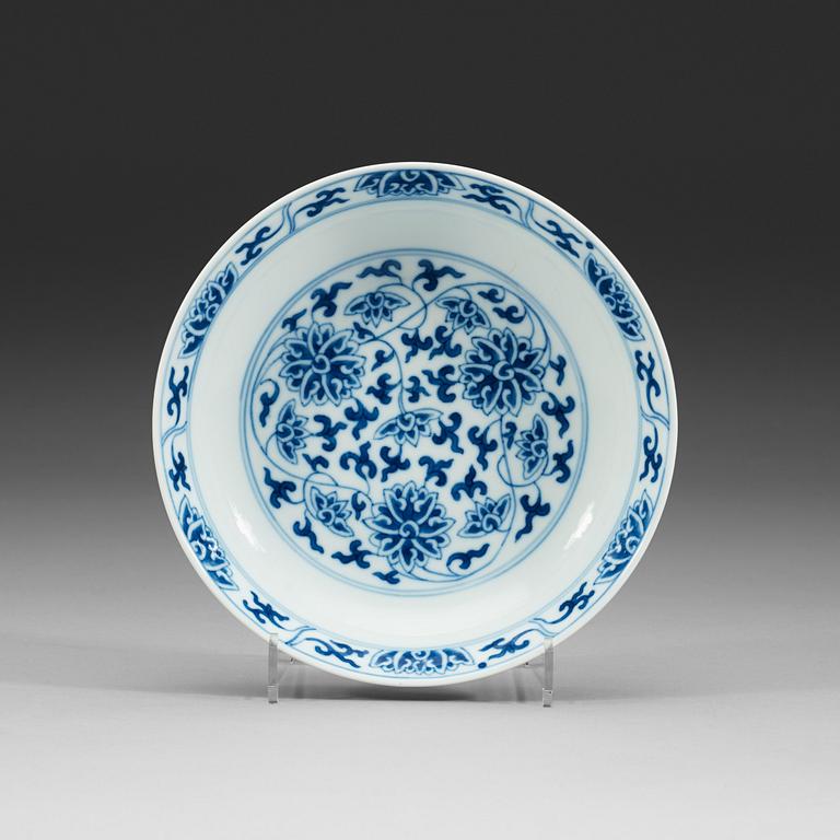 A set of blue and white lotus dishes, Qing dynasty, 19th century with Tongzhis six character mark in underglaze blue.