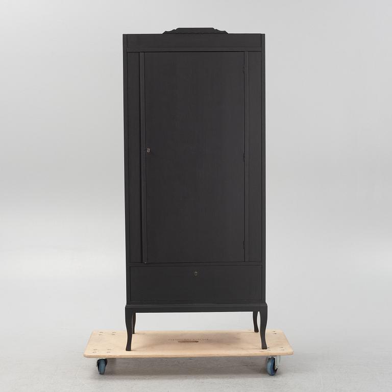 Klädskåp, 1900-talets första hälft.