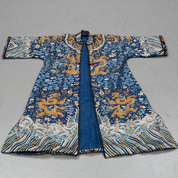 A Chinese robe, embroidered silk. Late Qing dynasty (1644–1911).