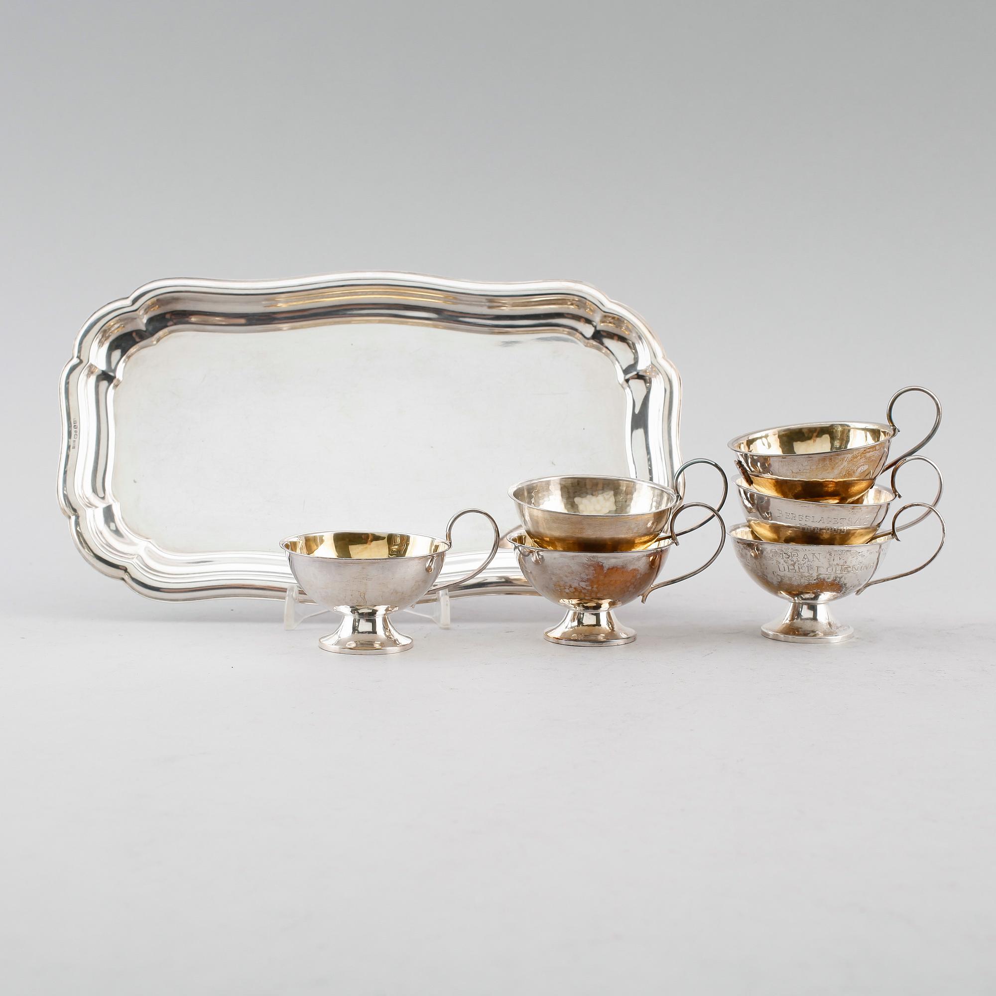 PUNCHMUGGAR, 6 ST SAMT BRICKA, silver, svenska stämplar, 1900-tal. Vikt ca 349 gram.