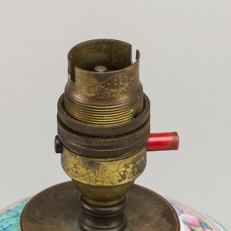 A SET OF 3 CHINESE PORCELAIN FROM THE 18/19TH CENTURY.