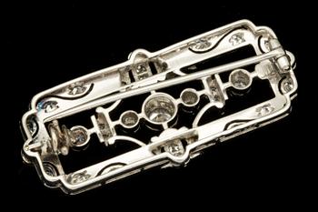 BROSCH, platina med briljantslipade diamanter totalt ca 0.39 ct samt mindre åttkantslipade. Tillverkad av C.G Hallberg.