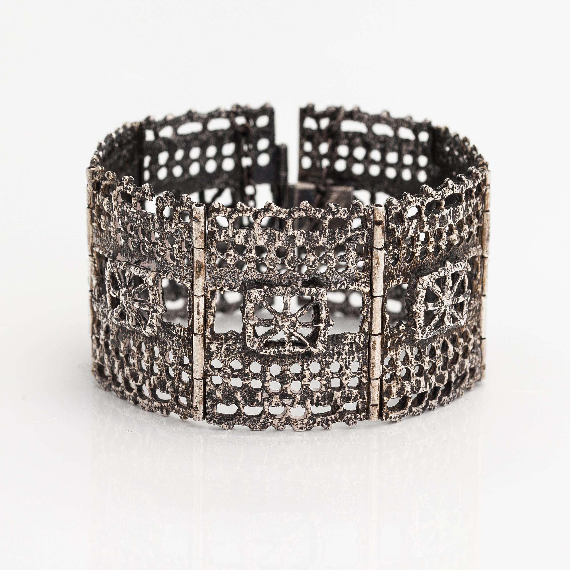 Pentti Sarpaneva, Armband, silver. Turun Hopea, Åbo 1969.