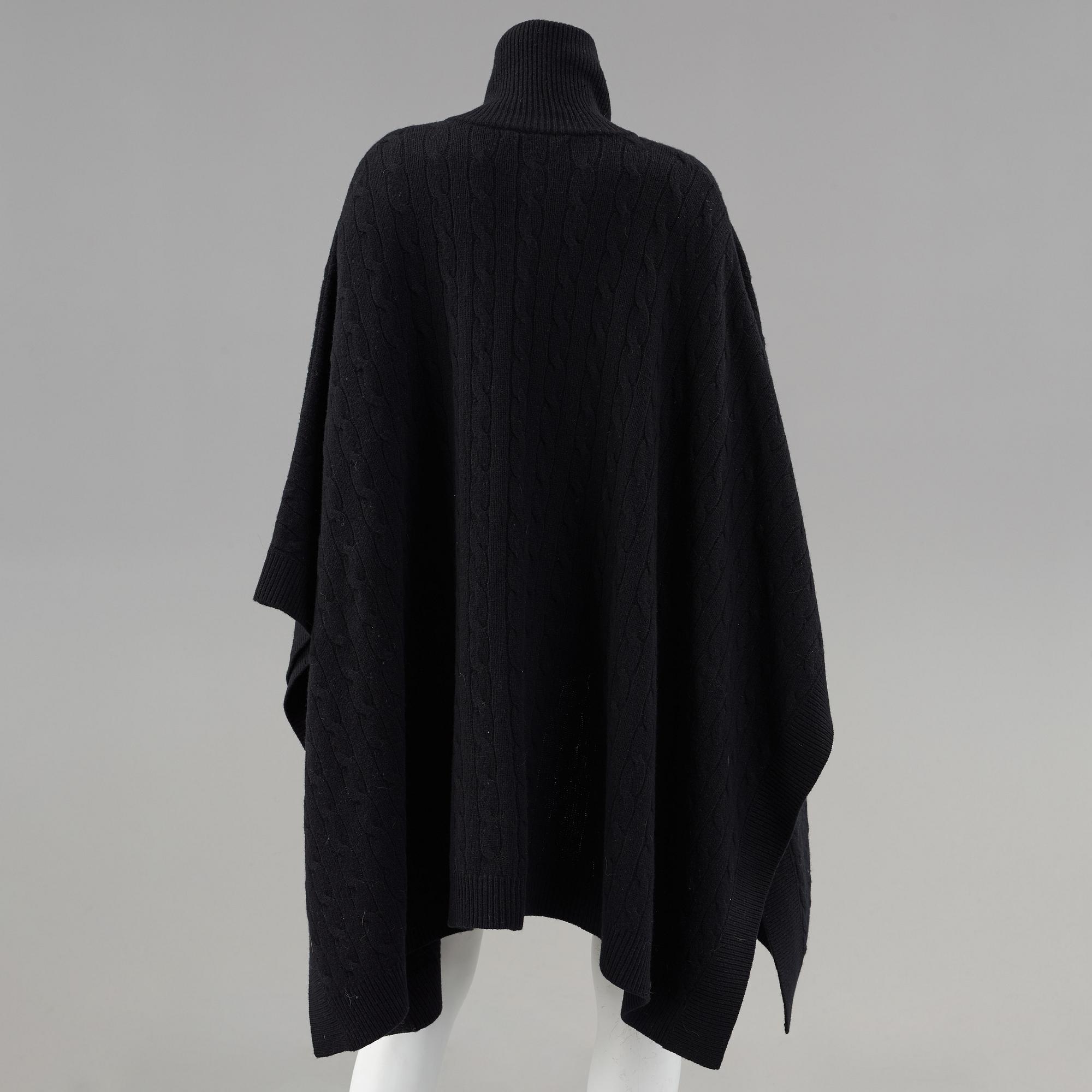 A black knitten wollponcho by Ralph Lauren.