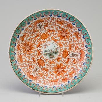 A famille rose porcelain dish, Qing dynasty, late 19th/early 20th century.