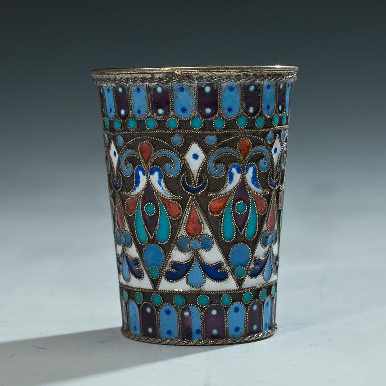 VODKAKOPP, silver med emalj, cloisonné, Ryssland 1900-talets början.