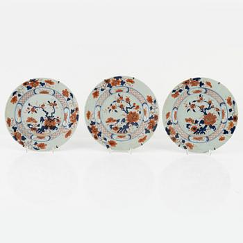 Six Imari plates, china, 18th century.