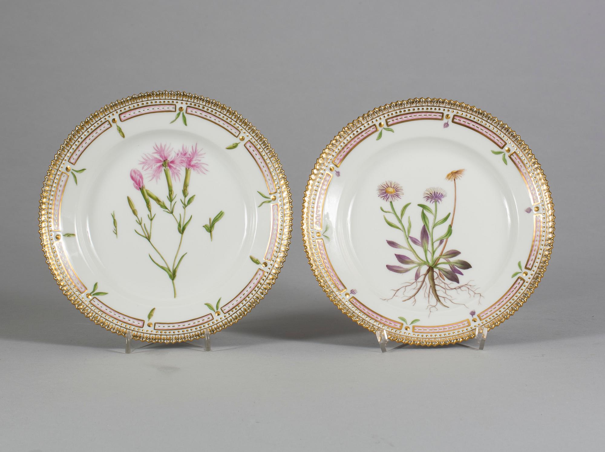 ASSIETTER, 2 st, porslin, modell "3573", "Flora Danica", Royal Copenhagen.