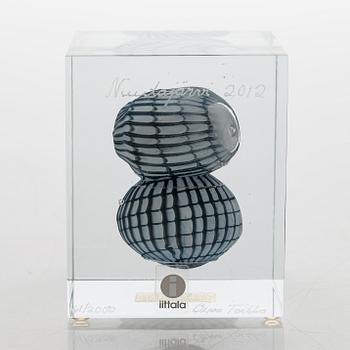 Oiva Toikka, årskub 2012, signerad Oiva Toikka, Nuutajärvi 2012, 61/2000.