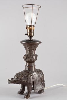 BORDSLAMPA, brons, ostasien, 1900-tal.