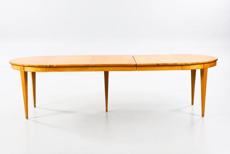 A dining table from around the year of 1900.