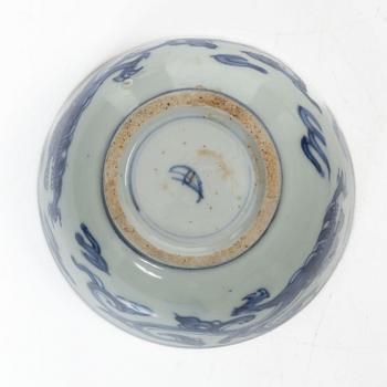A Chinese blue and white kui dragon bowl, Ming dynasty, 17th century.