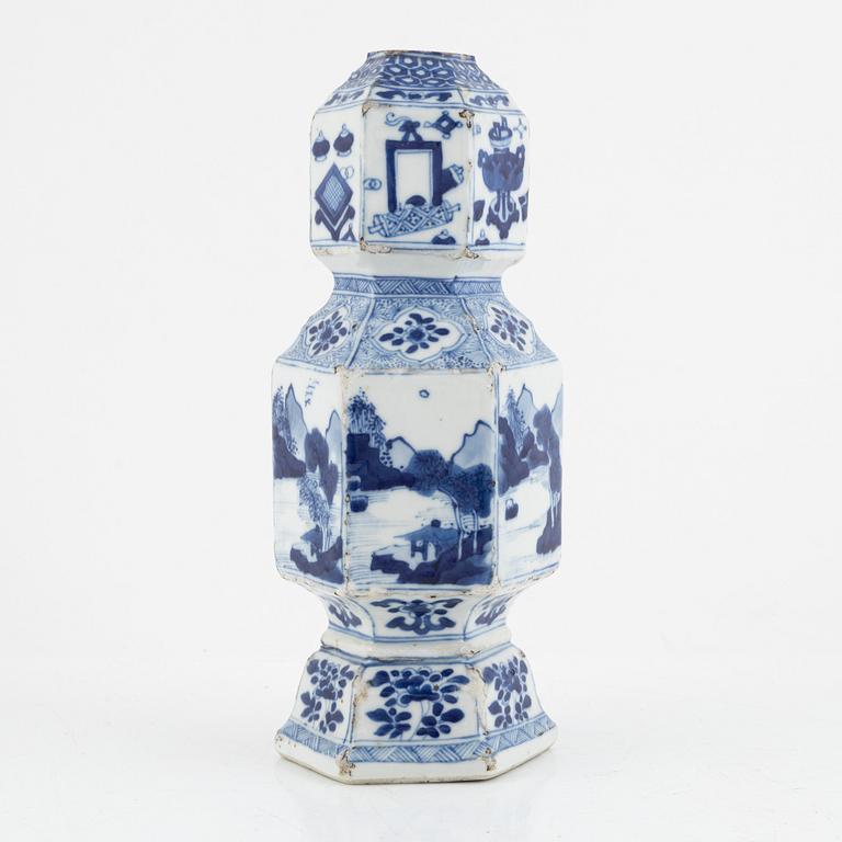 A blue and white vase, Qing dynasty, Kangxi (1662-1722).