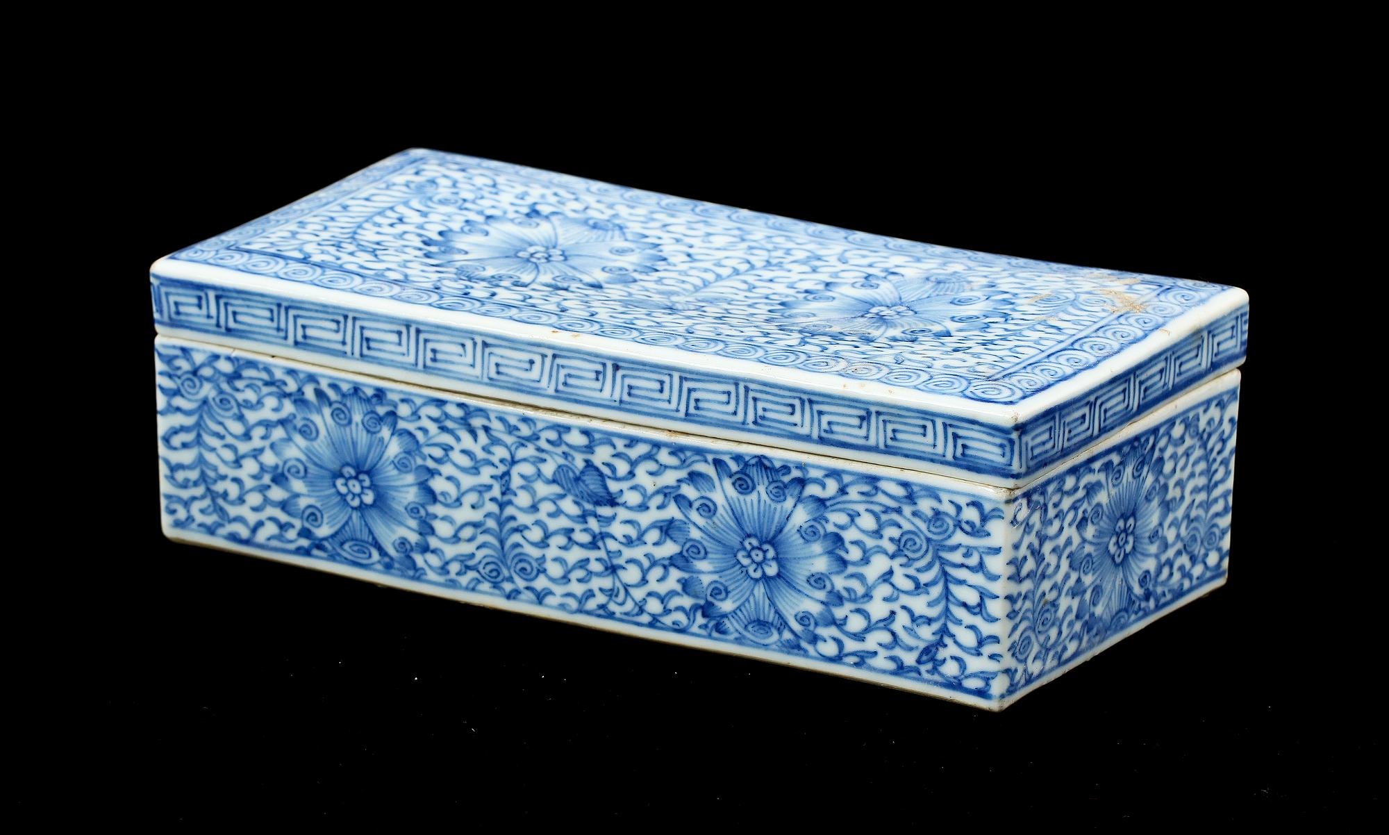 PENSELSKRIN, porslin, Kina, 1800-tal.
