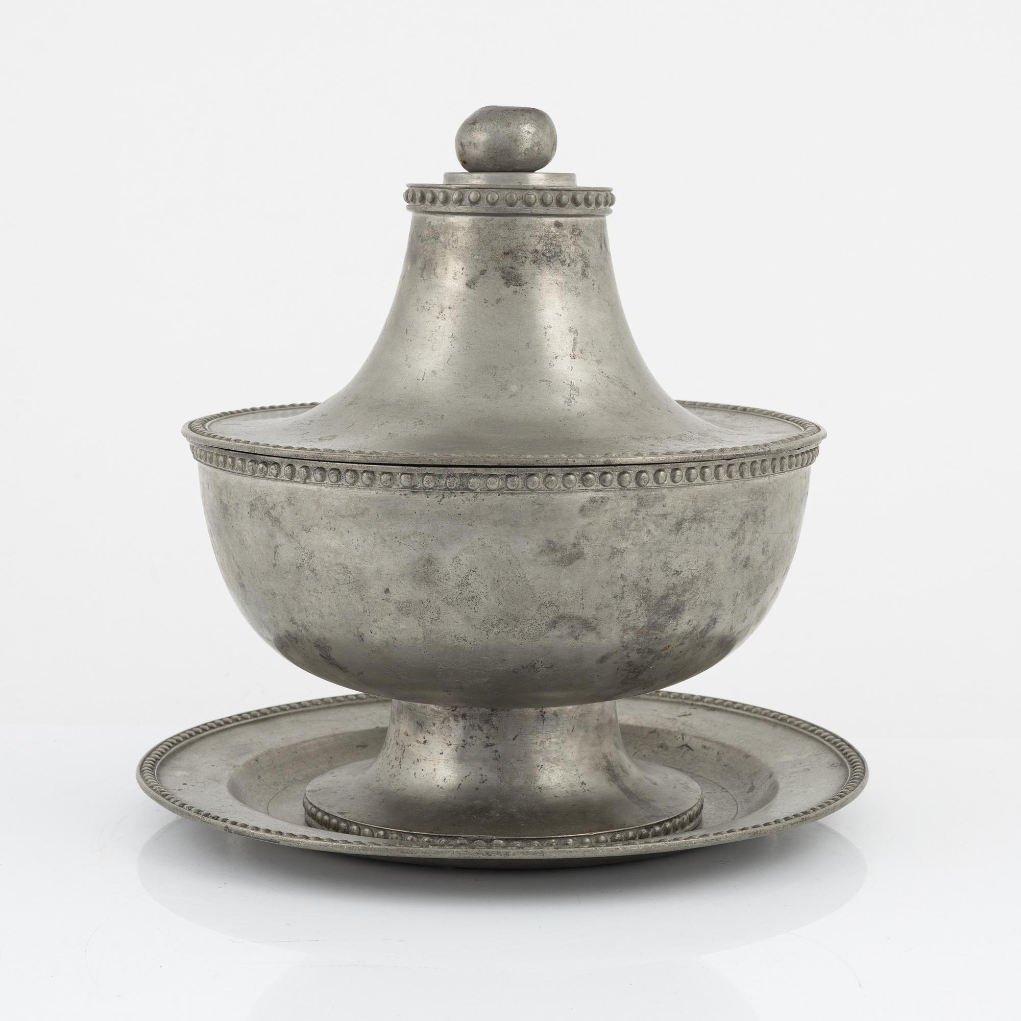 Terrin med lock och fat, tenn, 1800-tal.