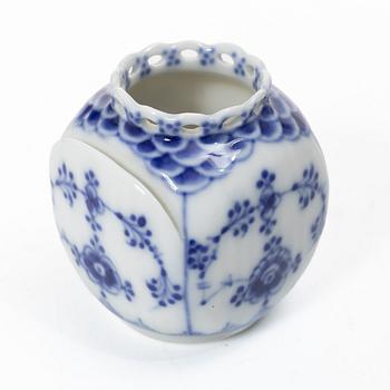 Royal Copenhagen, Kuvertvas, porslin, "Musselmalet", Danmark.