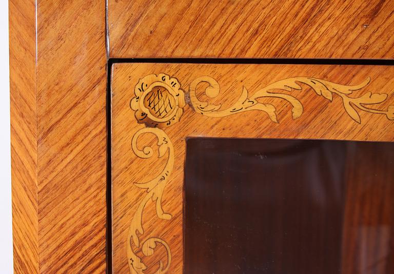 VITRINSKÅP, rokokostil, 1900-tal.