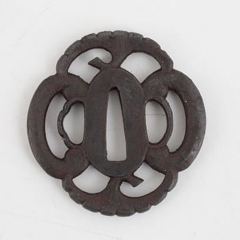 Tsuba, fyra stycken i kiri-box, järn och brons, 1700- och 1800-tal.