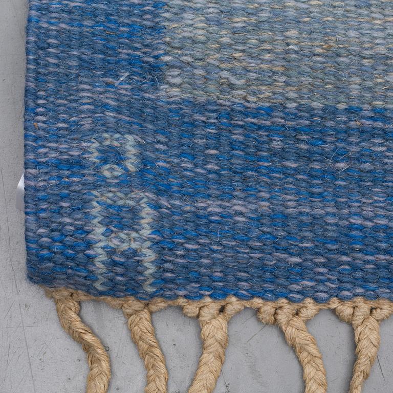 A CARPET, flat weave, ca 235,5 x 165 cm, signerad Å.
