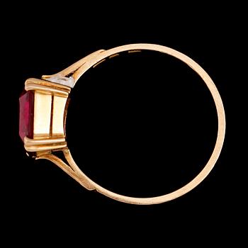 RING, 18 k guld, 1952, med röd fasettslipd sten. Total vikt ca 4 gram.