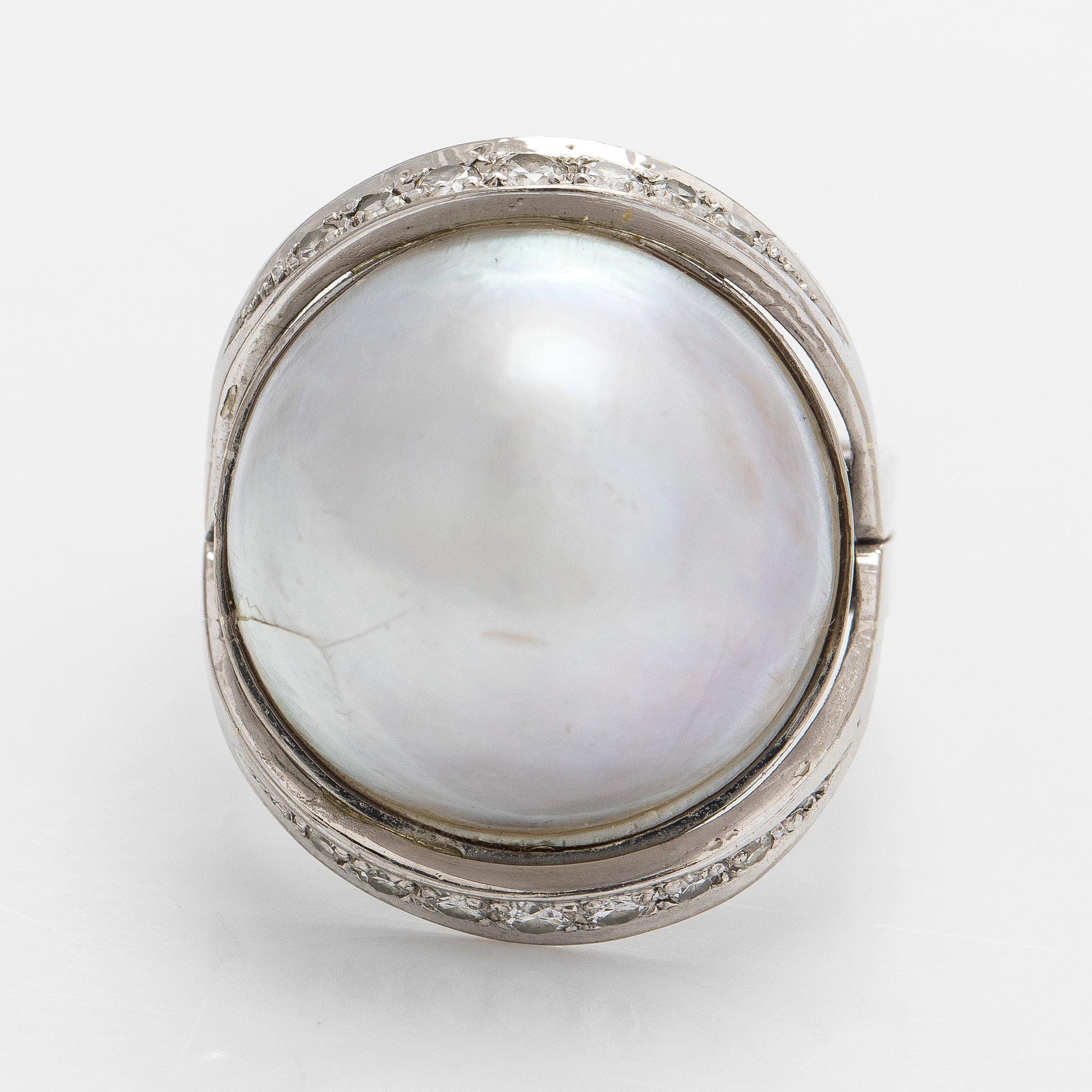 Ring set with a mabé pearl and brilliant- and 8/8-cut diamonds, 18K white gold. A. Tillander, Helsinki 1981.
