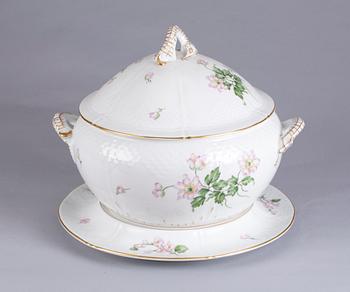 SOPPTERRIN PÅ FAT, porslin, Bing & Gröndahl.