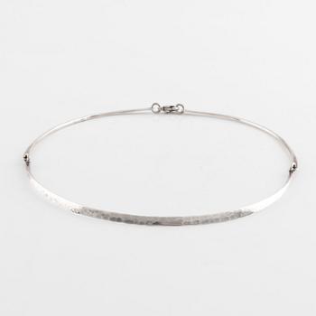 Annie Jägbeck silver necklace and earrings.