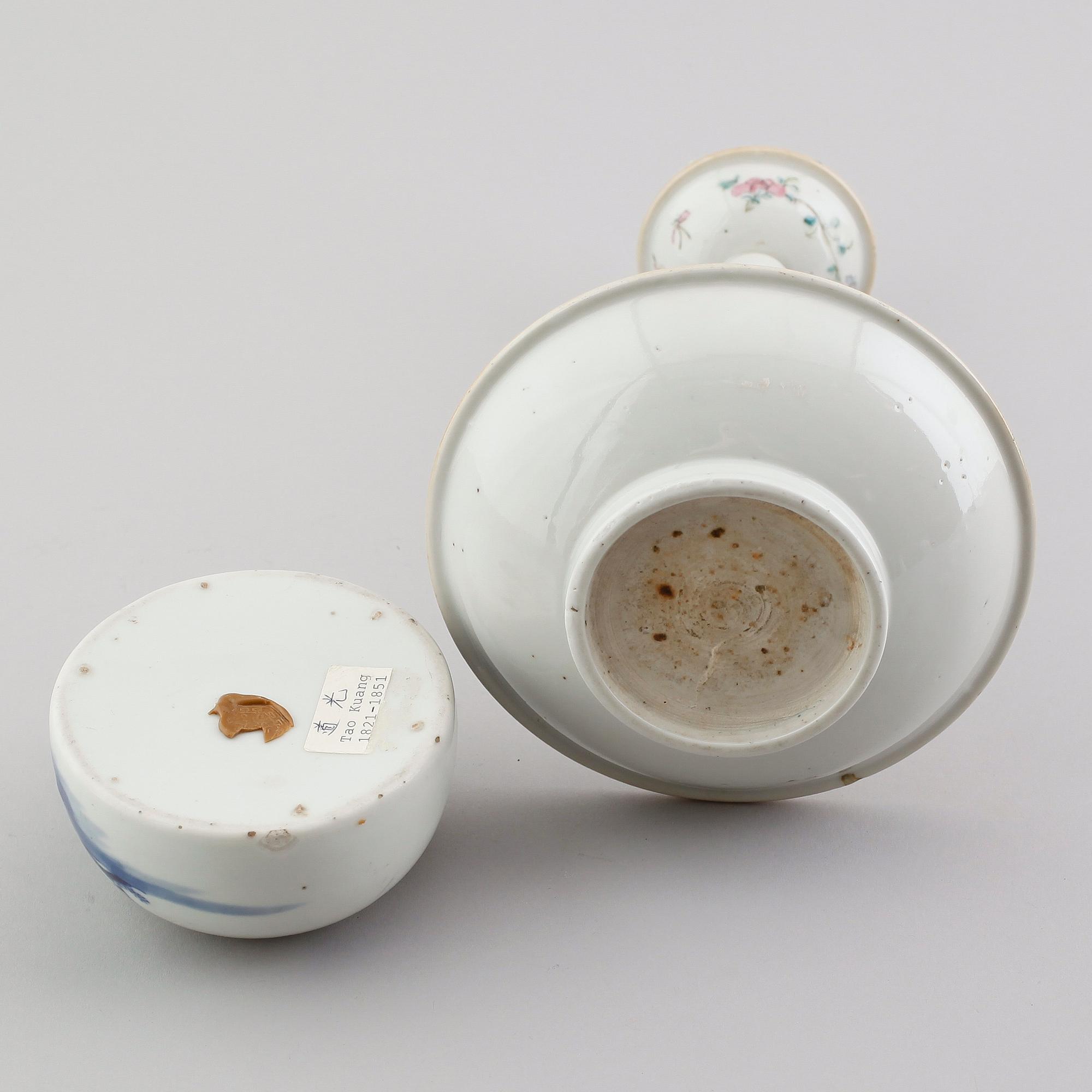 LJUSSTAKE SAMT PENSELBAD, porslin, Kina, 1800-tal.