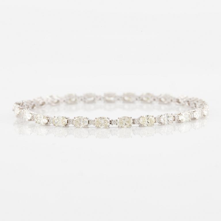 Bracelet 18K white gold with oval and brilliant-cut diamonds.