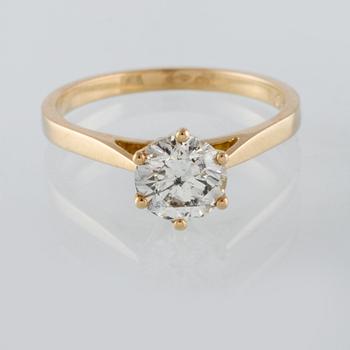 RING, 18K guld med briljantslipad diamant 1.03 ct. Vikt 2,9 gram.
