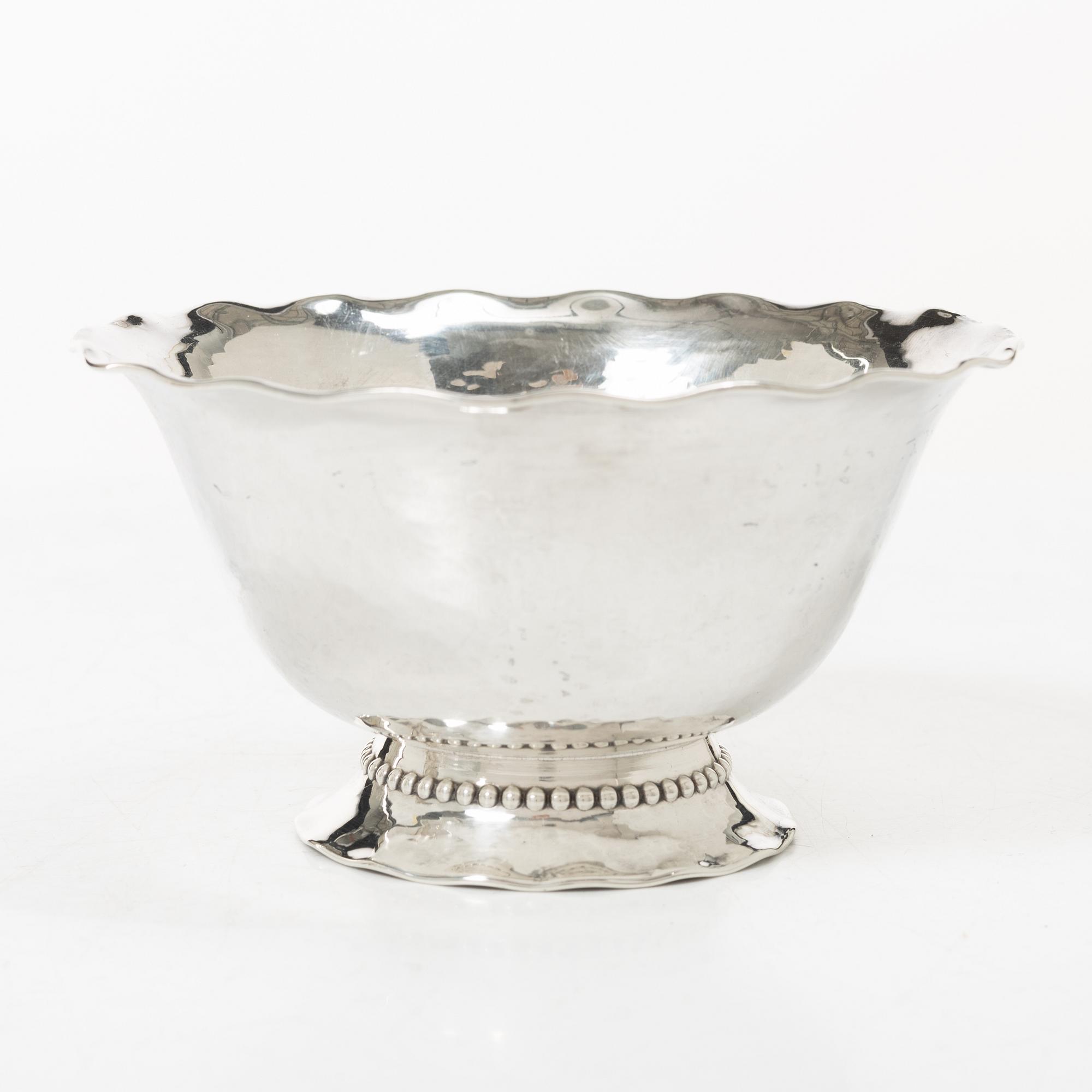 Two silver beakers and a bowl,