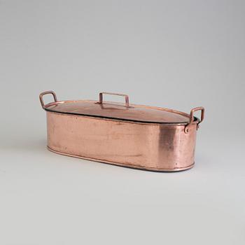 A 19TH CENTURY COPPER FISH KETTLE.