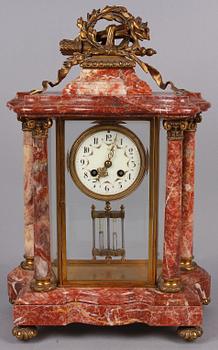 BORDSPENDYL,marmor, mässing, Louis XVI-stil, Japy Frere, Frankrike sekelskiftet 1900.