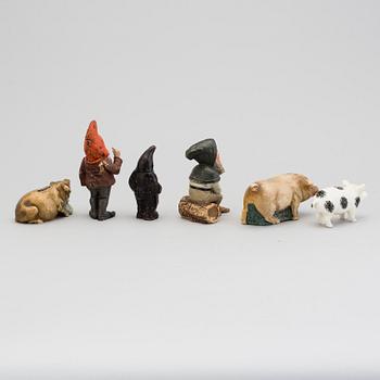 A lot of six pottery figurines 19/20th century.