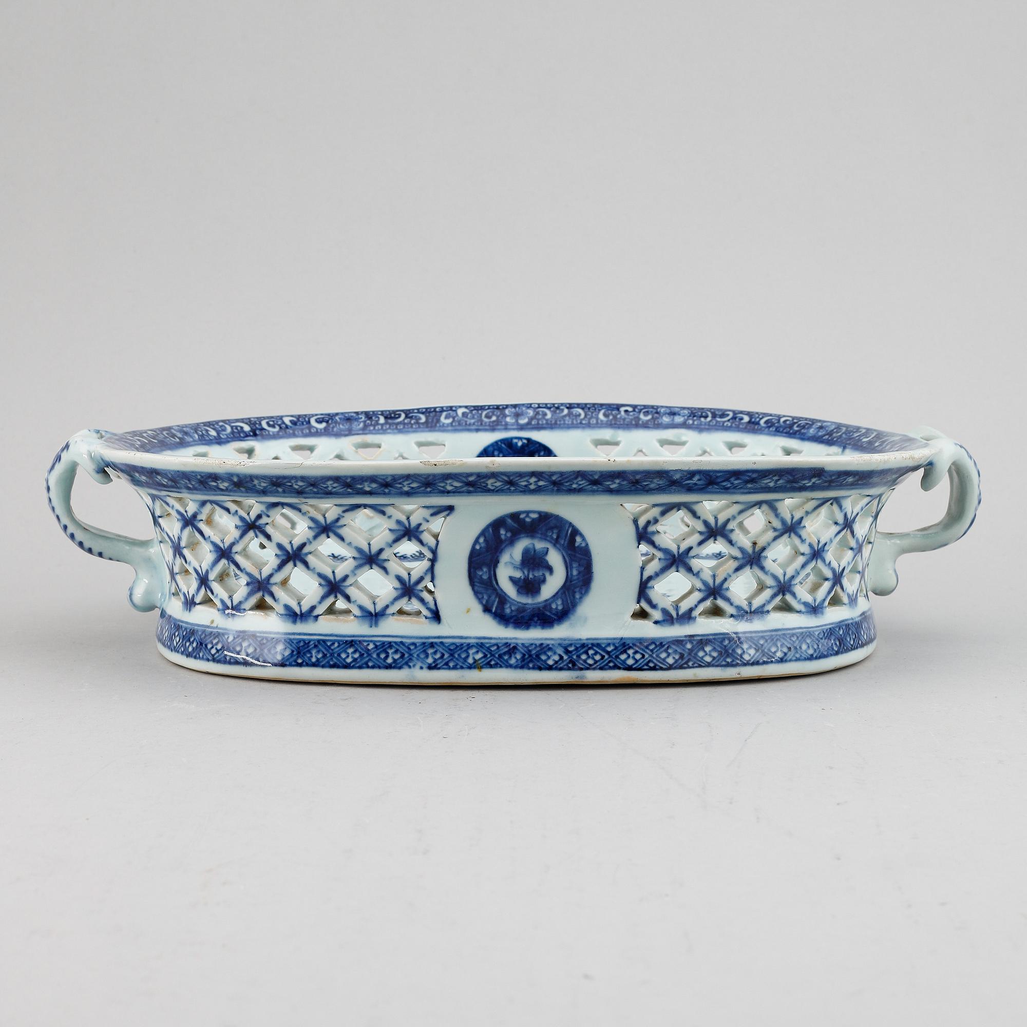 A blue and white chesnutbasket, Qing dynasty, Qianlong (1736-95).