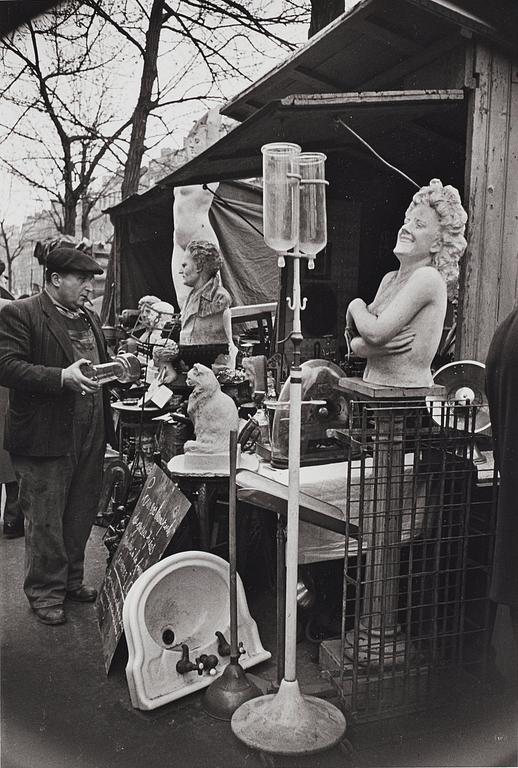 Gisèle Freund, "Marché à la Ferraille, Paris, 1958".