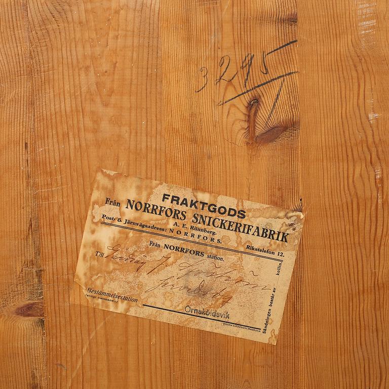 KLÄDSKÅP, 1900-talets början.