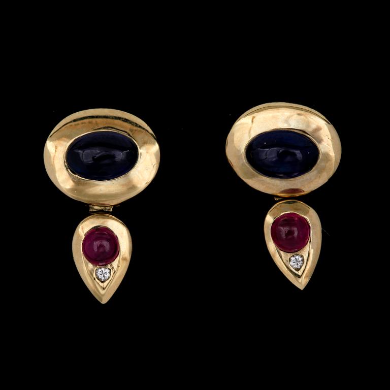 ÖRHÄNGEN, ett par, 14k guld med cabochonslipad safir samt rubin med mindre diamant. Tot vikt ca 3,7g.